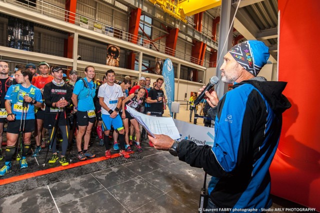 L'organisateur du 1er EDF Trail des vallées d'Aigueblanche donne les consignes de départ