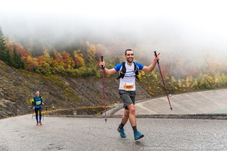 Un Trailer Lève Les Bras Pendant L'EDF Trail 1ère édition