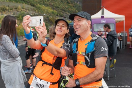 Selfie par un couple de coureurs avant le trail