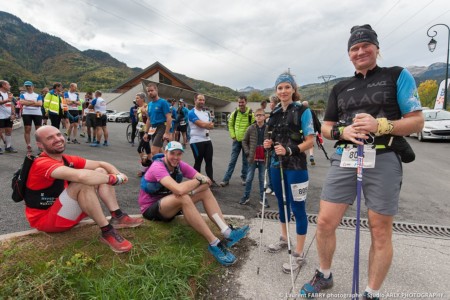 Des Trailers Se Préparent Avant La Course Dans Les Alpes