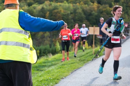 Un Bénévole Dirige Les Coureurs Pendant L'EDF Trail 2019