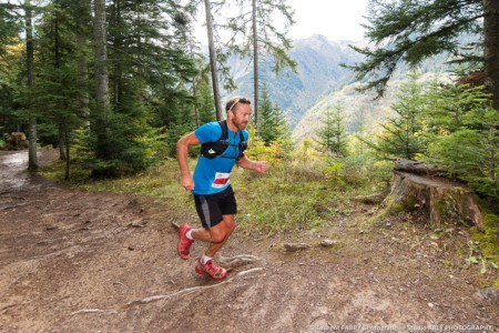 Un coureur dans la forêt de Doucy-Combelouvière durant l'EDF Trail