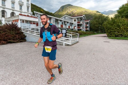 Un Coureur Du Trail Passe Devant Le Bâtiment Des Thermes De La Léchère