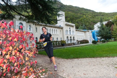 Une Participante De L'EDF Trail Devant Les Thermes De La Léchère