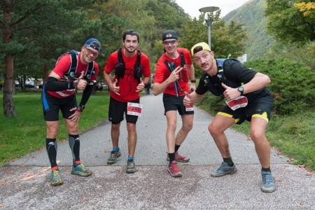 Un Groupe D'amis Trailers Fait Signe Au Photographe Pendant L'EDF Trail