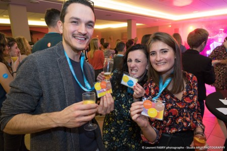 Des Participants Montrent Leur Badge Lors Du Cocktail