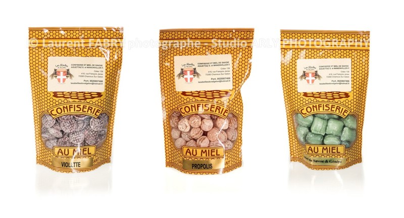 studio packshot alimentaire de 3 sachets confiserie miel