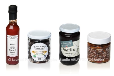 Photographie de 4 pots de condiments (packshot produit )