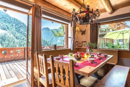 Salle à manger avec vue sur terrasse et montagne (Vanoise)