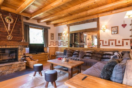 Salon cheminée du chalet en Vanoise