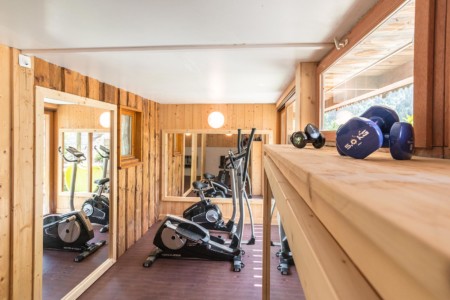 Salle de fitness dans un chalet de montagne
