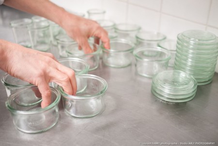 le traiteur bio prépare des portions individuelles en ramequins