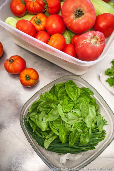 Produits bruts herbes et tomates, traiteur bio