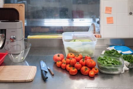 Dans le labo de cuisine du traiteur bio