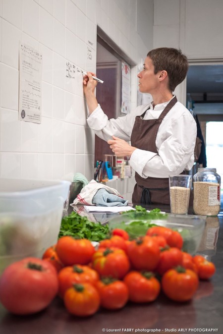 le traiteur bio écrit ses notes sur le mur