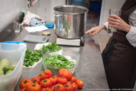 pesée d'un ingrédient par le traiteur bio