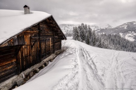 Un chalet dans la neige dans le Beaufortain (photographe paysage de montagne en hiver)