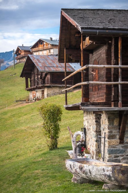Chalets, granges, et greniers dans le massif du Beaufortain (photographe paysage des Alpes)