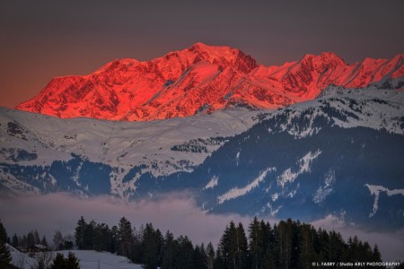 Le Mont Blanc rougeoyant au coucher du soleil en hiver depuis le Beaufortain (photographe paysage des Alpes)