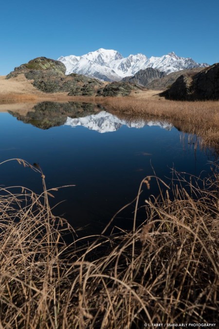 Photographe paysage du Beaufortain : le Mont Blanc se reflète dans un petit lac