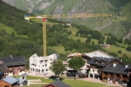 Reportage vidéo drone sur un chantier : vue de l'hôtel et de la grue