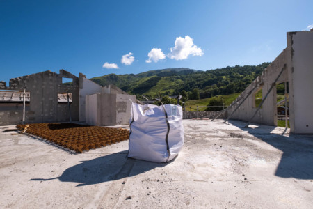 Reportage sur un chantier : ferrailles à béton sur le dernier étage