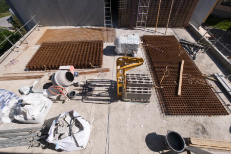 Reportage drone sur un chantier : ferrailles à béton