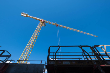 Reportage sur un chantier : grue en contre plongée