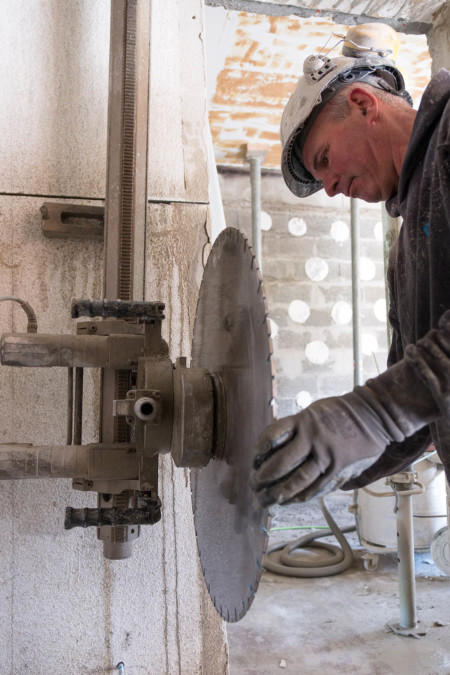 Reportage vidéo sur un chantier : sciage du béton