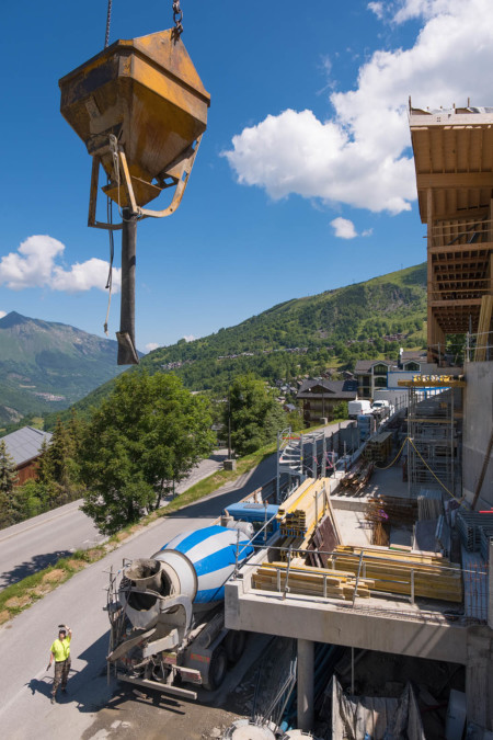 Reportage vidéo sur un chantier : apport du béton depuis le camion toupie
