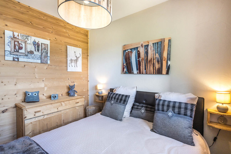 Photographe immobilier en Maurienne : chambre parents décoration montagne