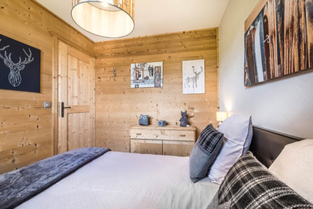 Photographe appartement en Maurienne : chambre parents déco montagne