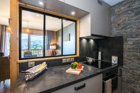 Photographe location immobilière en Maurienne : cuisine avec verrière