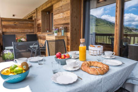 Photographe immobilier la Toussuire : petit déjeuner sur le balcon