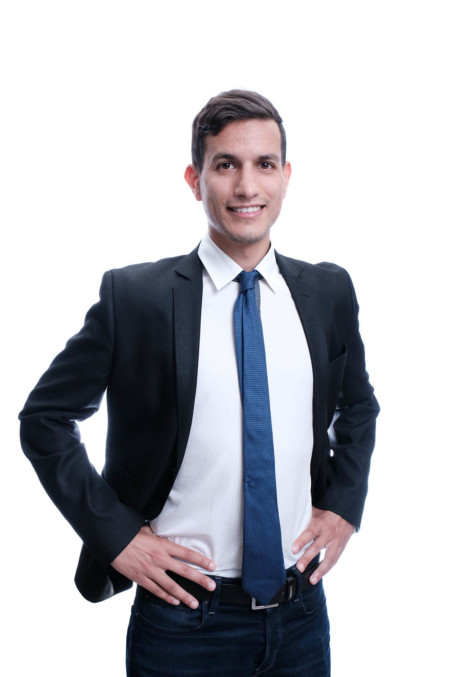 Photographe portrait sur fond blanc en studio pour les réseaux sociaux