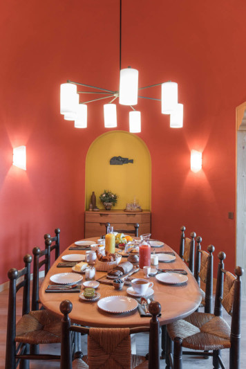 Salle à manger dans le chalet d'un hôtel des 3 Vallées (Alpes françaises)