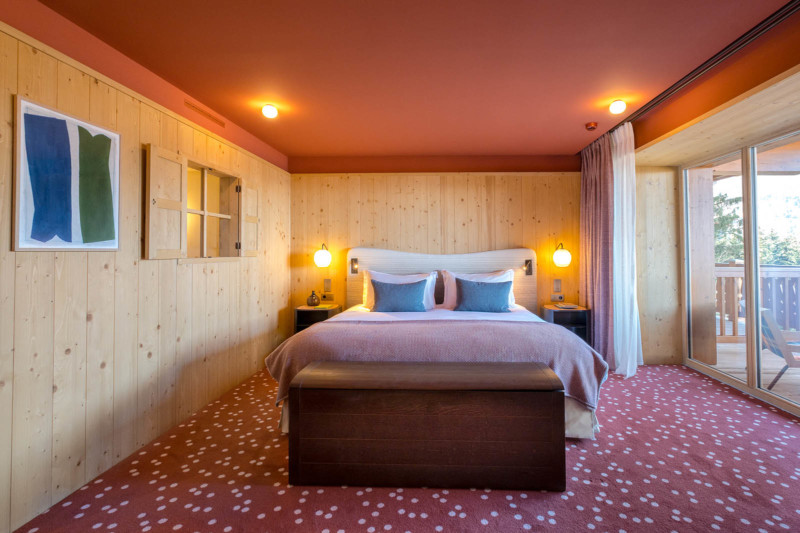 Une chambre à coucher dans le chalet d'un hôtel dans les Alpes