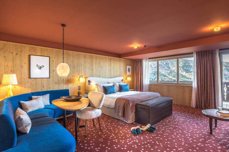 Une chambre à coucher dans le chalet d'un hôtel en Savoie
