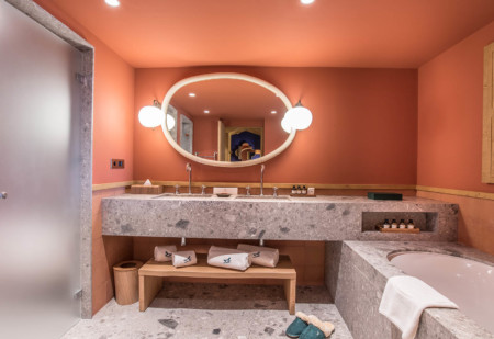 Salle de bain dans une chambre à coucher dans le chalet d'un hôtel de Méribel
