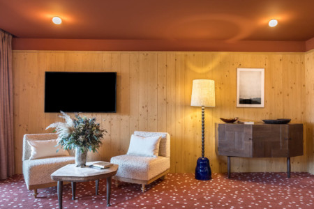 Coin salon dans une chambre à coucher dans le chalet d'un hôtel de Méribel