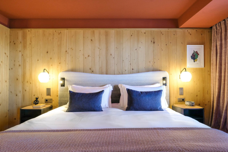 Une chambre à coucher dans le chalet d'un hôtel des 3 Vallées