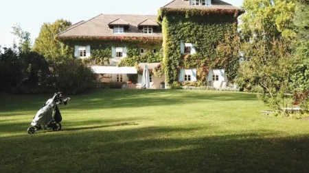 propriété près d'Annecy et clubs de golf (capture d'écran de la vidéo drone)