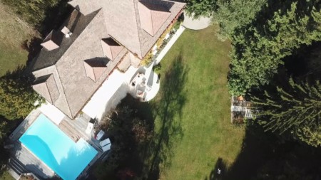 Vue Aérienne D'une Maison De Prestige Près D'Annecy (capture D'écran De La Vidéo Drone)