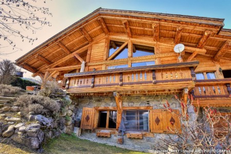 Chalet à vendre au Grand Bornand : façade depuis le jardin