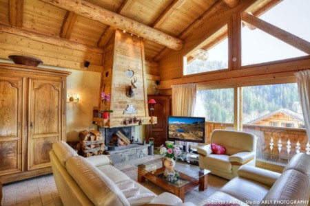 Chalet à vendre au Grand Bornand : le salon cheminée