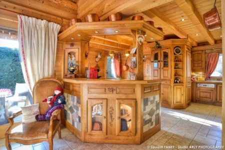 Chalet en vente au Grand Bornand : la cuisine et son bar