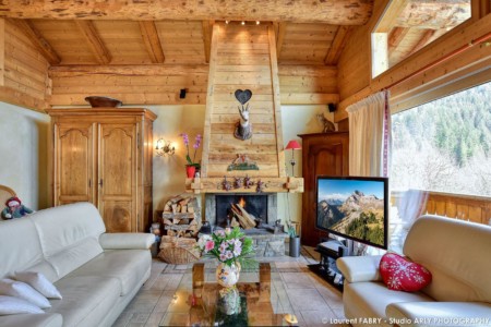 Chalet à vendre au Grand Bornand : le salon cheminée