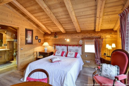 Chalet En Bois Au Grand Bornand : La Chambre Principale