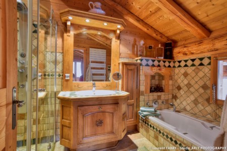 Chalet à vendre au Grand Bornand : salle de bain de la chambre principale