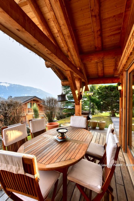 Chalet à vendre au Grand Bornand : terrasse extérieure avec table et chaises
